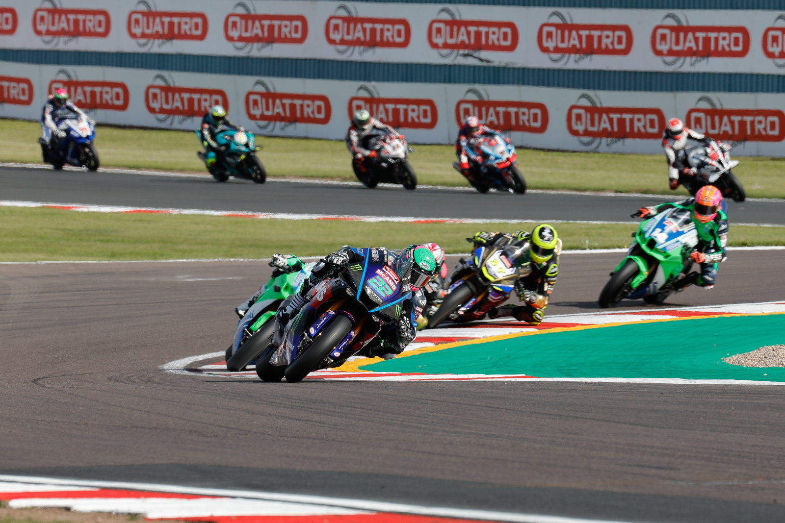 2022 British Superbike Donington Park: Kyle Ryde memenangkan balapan pertama setelah permainan mendebarkan